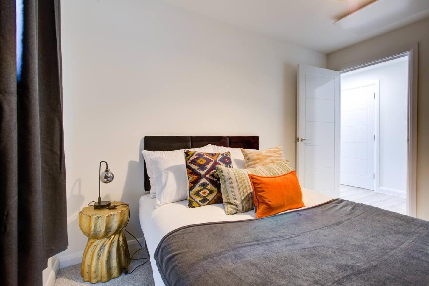 Ashford Station Suites: Spacious 2BR with Parking & Fast Wi-Fi Exterior photo