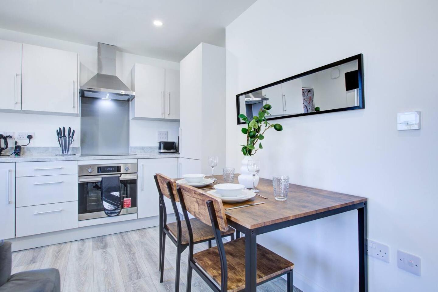 Ashford Station Suites: Spacious 2BR with Parking & Fast Wi-Fi Exterior photo