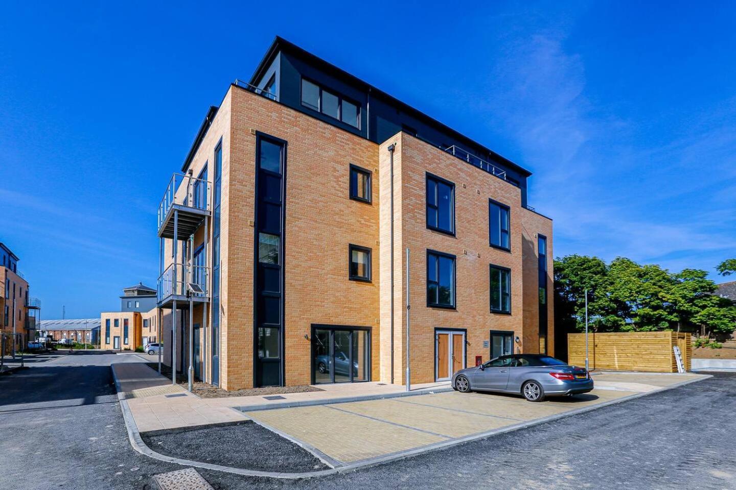 Ashford Station Suites: Spacious 2BR with Parking & Fast Wi-Fi Exterior photo