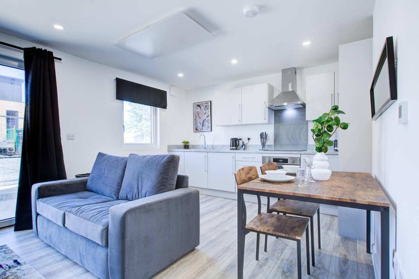 Ashford Station Suites: Spacious 2BR with Parking & Fast Wi-Fi Exterior photo